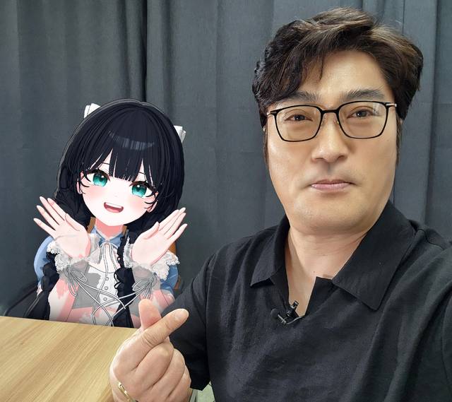 디지털타임스 사옥 유튜브 스튜디오에서 ‘희대의 NOW 구독중’ 인터뷰를 마치고 빙밍 아바타와 기념사진 및 셀카(?)를 남겼다. 사실 이날의 촬영은 분명 실시간 인터뷰로 진행되었지만 옆자리에 앉아 있는 빙밍의 모습은 크로마키 배경에서 촬영한 영상과 합성하는 후반작업을 거쳐 완성된 결과다. 이 셀카도 이런 후반작업을 거쳤으니 진짜 혹은 가짜로 봐야할지 여부는 독자 여러분들의 몫이다.    박동욱 기자