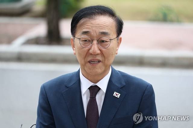 김윤덕 국토교통부 장관 후보자가 15일 정부과천청사에 마련된 인사청문회 준비 사무실로 첫 출근하며 취재진 질문에 답하고 있다.  [연합뉴스]