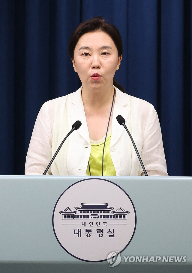 강유정 대변인이 15일 용산 대통령실 기자회견장에서 국무회의 관련 브리핑을 하고 있다. 연합뉴스