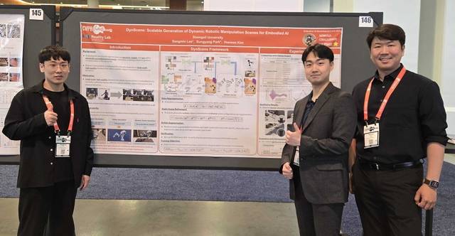 김희원 숭실대 교수 연구팀이 ‘CVPR 2025’에서 논문을 발표하고, ‘인공지능 로봇 조작 챌린지 세계대회(ARNOLD Challenge)’에서 1위를 차지했다. 왼쪽부터 박성용 학생, 이상민 학생, 김희원 교수    [숭실대 제공]
