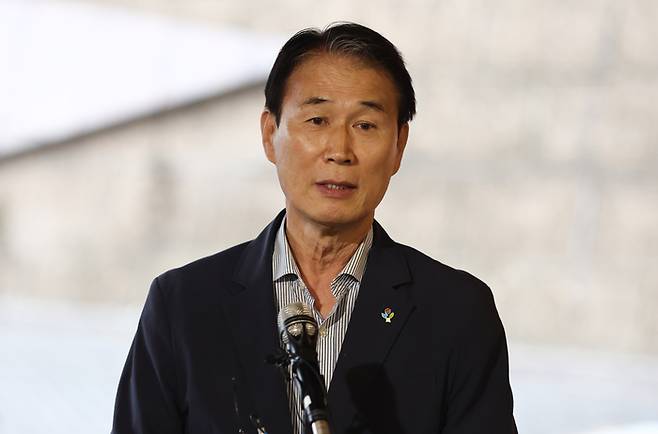 권오을 국가보훈부 장관 후보자가 25일 청문회 준비 사무실이 마련된 서울스퀘어로 출근하며 지명 소감을 밝히고 있다.(사진=연합뉴스)