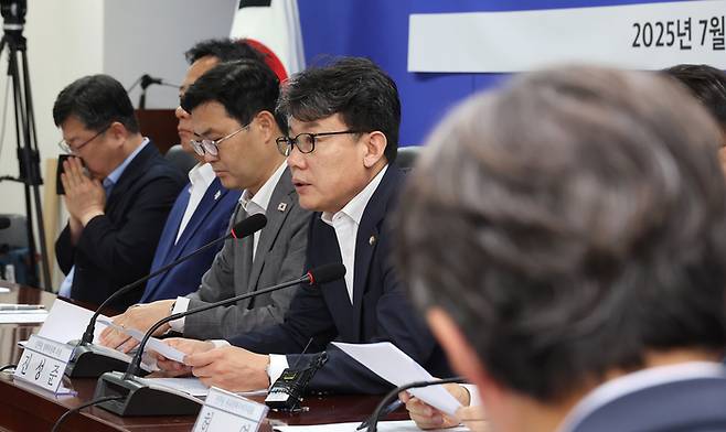 더불어민주당 진성준 정책위의장(가운데)이 15일 서울 여의도 국회 의원회관에서 열린 '폭염 대책 당정 간담회'에 참석해 발언하고 있다.(사진=연합뉴스)