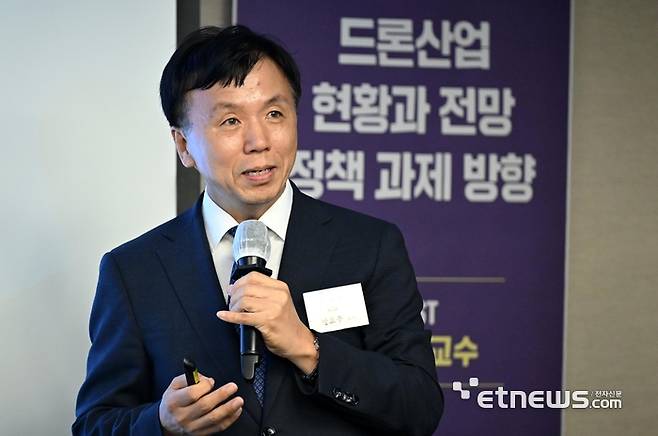한국IT리더스포럼 7월 정기조찬회가 15일 서울 중구 프레스센터에서 열렸다. 방효충 KAIST 항공우주공학과 교수가 '드론산업 현황과 전망 정책 과제 방향'을 주제로 발표하고 있다.  이동근기자 foto@etnews.com