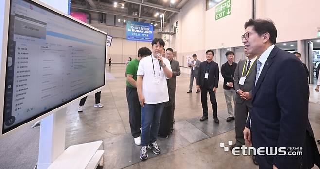 과학기술정보통신부, 부산광역시 등이 주최하고 벡스코, 전자신문 등이 주관한 2025 K-ICT 위크 인 부산이 15일 부산 벡스코에서 열렸다. 박형준 부산시장이 더존비즈온 부스를 방문해 ONE AI 등에 대한 설명을 듣고 있다.  부산=박지호기자 jihopress@etnews.com