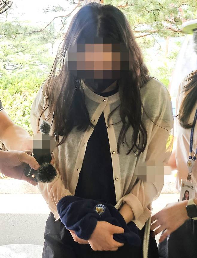 시험기간 학교 무단 침입한 기간제 교사 영장실질심사 (안동=연합뉴스) 김선형 기자 = 시험기간 중 학교에 무단 침입한 혐의(건조물 침입 등)로 구속 영장이 청구된 전직 기간제 교사 A(30대)씨가 14일 대구지법 안동지원에 구속 전 피의자 심문(영장실질심사)을 받기 위해 이동하고 있다. 2025.7.14 sunhyung@yna.co.kr (끝)