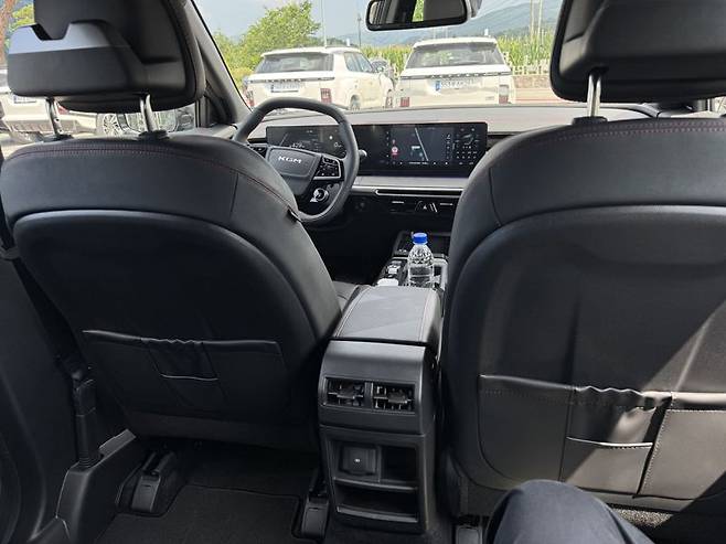 액티언 하이브리드 2열에 앉은 모습. 정원일 기자