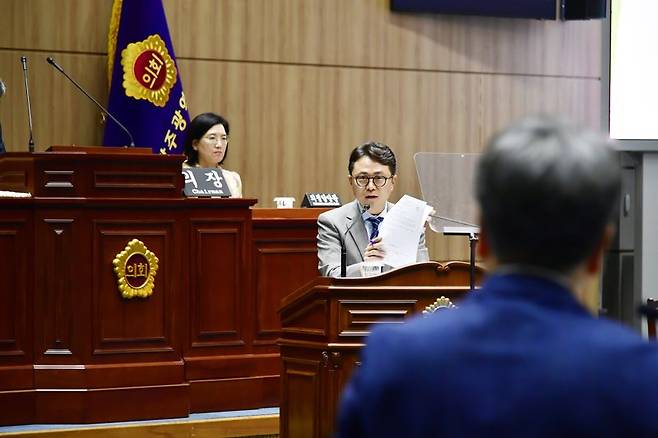 광주광역시의회 박수기 의원(더불어민주당·광산구 5)이 15일 제334회 본회의 시정 질문을 통해 "광주광역시의 안일하고 무책임한 행정이 1급 발암물질로 오염된 지하수를 2년 넘게 방치해 시민들의 생명과 건강을 심각하게 위협하고 있다"라고 주장하고 있다. 광주광역시의회 제공