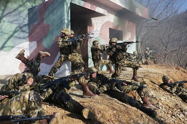 북한 노동당 기관지 노동신문은 지난해 3월 김정은 국무위원장이조선인민군 서부지구 중요작전훈련기지를 방문하고 훈련시설을 돌아봤다고 보도했다. 사진은 훈련 중인 북한 군인들.(자료사진) 노동신문 캡처