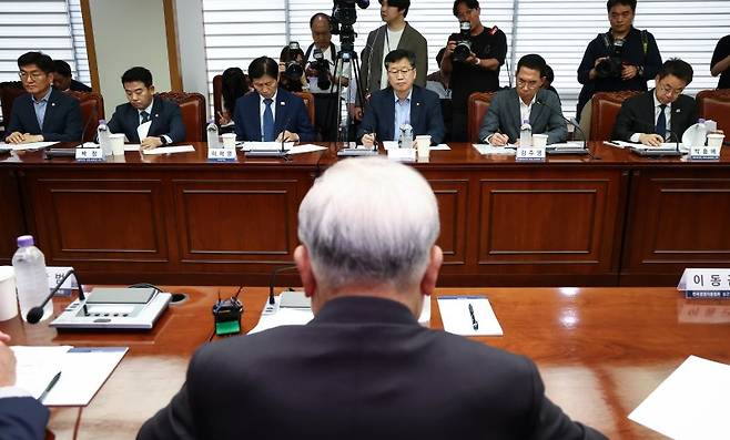 안호영 국회 환경노동위원장을 비롯한 환노위원들이 14일 오후 서울 마포구 한국경영자총협회에서 열린 '더불어민주당 환경노동위원회·경제6단체 노동정책 간담회'에서 손경식 경총 회장의 발언을 경청하고 있다. 사진=뉴스1