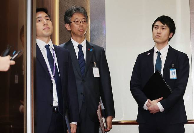 이세키 요시아스 주한일본대사관 정무공사(총괄공사 대리·가운데)가 15일 서울 종로구 외교부에 초치되어 들어서고 있다. 뉴시스