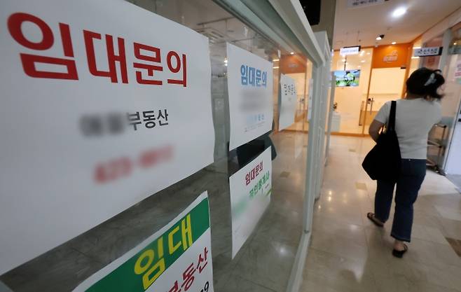 서울의 한 공인중개소 밀집지역 상가에 임대문의가 붙어 있다.(ⓒ뉴스1, 무단 전재-재배포 금지)