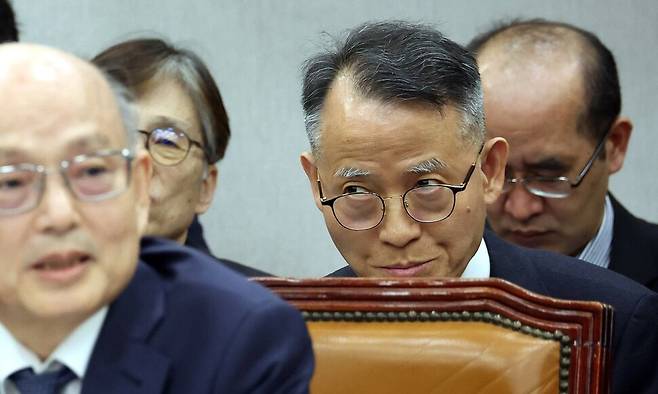 안창호 인권위원장이 지난해 11월19일 국회에서 열린 운영위에서 발언할 때 이충상 상임위원이 뒷자리에 앉아있다. 안창호 위원장은 퇴임 위원이 현직 조사관을 고발한 사건에 대해 아직 아무런 입장도 내지 않고 있다. 김경호 선임기자 jijae@hani.co.kr