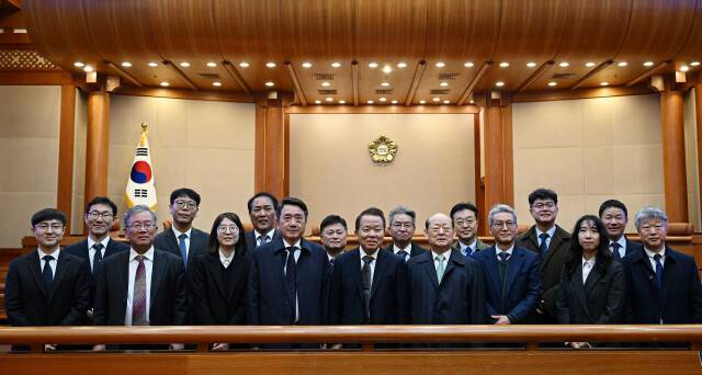 지난 4월4일 서울 종로구 헌법재판소 대심판정에서 열린 윤석열 대통령의 탄핵심판 선고가 끝난 뒤 국회 측 변호인단이 기념촬영을 하고 있다.사진공동취재단