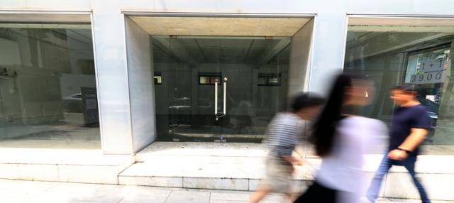 19일 서울 강남구 신사동 가로수길 상가가 비어 있다. 글로벌부동산컨설팅사 쿠시먼앤드웨이크필드(C&W) 코리아에 따르면 올 1분기 가로수길의 공실률은 41.6%. 서울 6대 상권 중 가장 높은 수준이다. 뉴시스