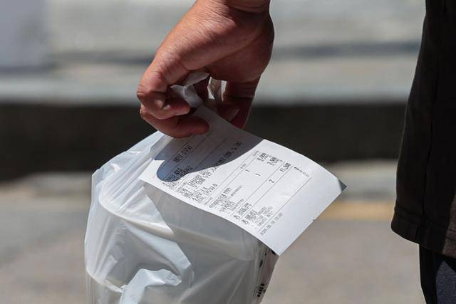 서울 시내 식당가에서 라이더들이 음식을 배달하고 있다. 뉴시스 자료사진