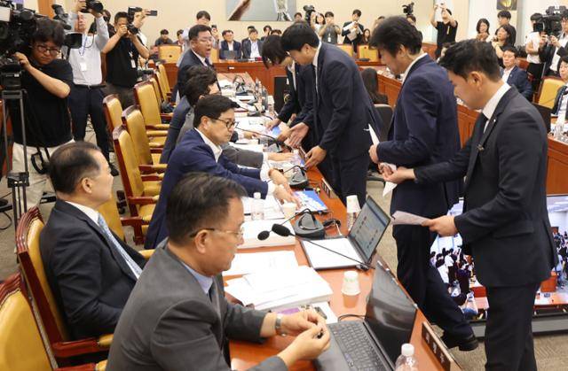 4일 국회 과학기술정보방송통신위에서 열린 배경훈 과학기술정보통신부 장관 후보자 인사청문회에서 국회 경위들이 최민희 위원장의 요청에 따라 국민의힘 과방위원들이 노트북 앞에 붙인 인쇄물을 제거하려 하고 있다. 고영권 기자