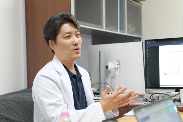 11일 서울 종로구 서울대어린이병원에서 만난 임영재 소아비뇨의학과 교수(대한소아청소년외과의사연합 학술이사)가 소아외과계가 처한 현실에 대해 설명하고 있다. 서울대병원 제공