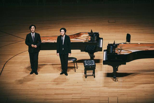 14일 롯데콘서트홀에서 열린 '현대카드 컬처프로젝트 30 손민수 & 임윤찬' 공연에서 피아니스트 손민수(왼쪽)와 임윤찬이 연주를 마친 뒤 무대 인사를 하고 있다. 현대카드·목프로덕션 제공