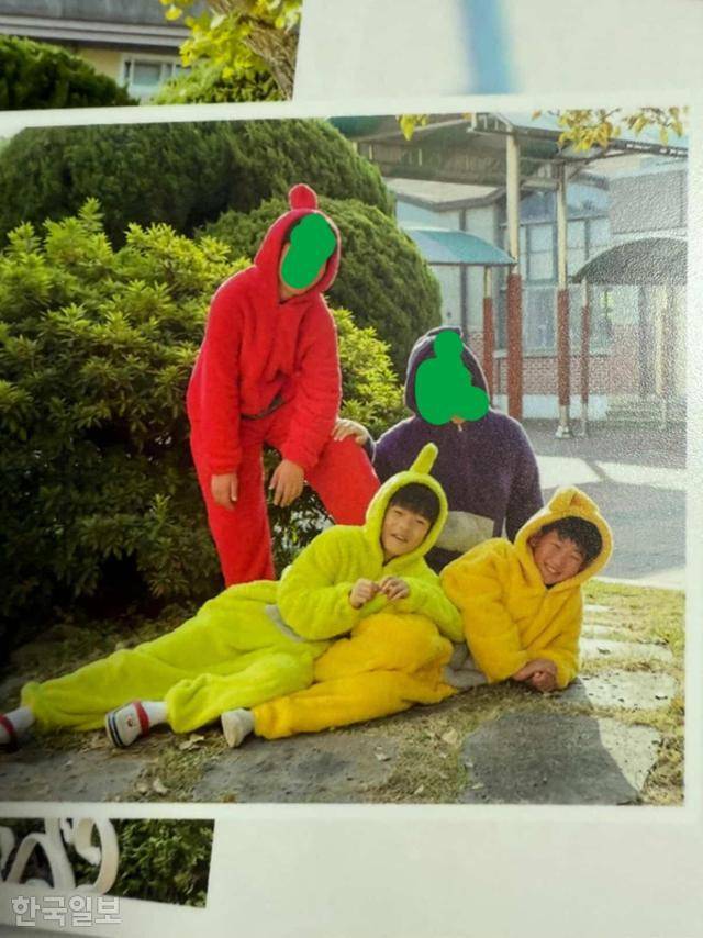 초등학교 6학년의 임지호(맨 오른쪽 노란색 옷)군이 친구들과 텔레토비 옷을 맞춰 입고 찍은 졸업사진 속에서 환하게 웃고있다. 지호의 보물이었던 졸업앨범이 산불에 타 사라져 박선환(왼쪽 두 번째 연두색 옷)군이 자신의 것을 찍어 공유해줬다. 임지호군 제공