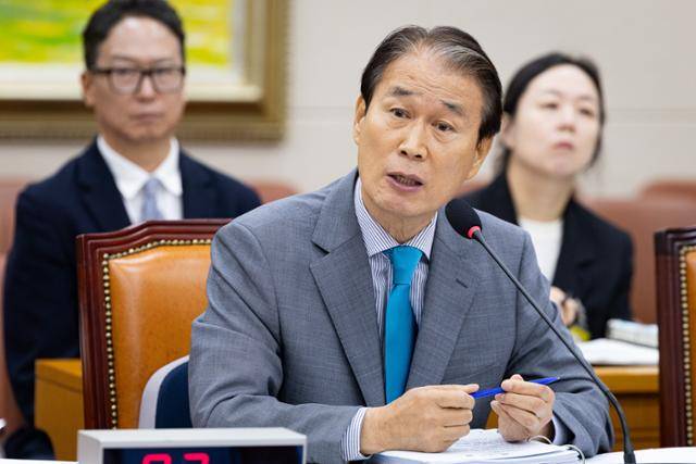 권오을 국가보훈부 장관 후보자가 15일 서울 여의도 국회에서 열린 인사청문회에서 의원 질의에 답하고 있다. 뉴스1