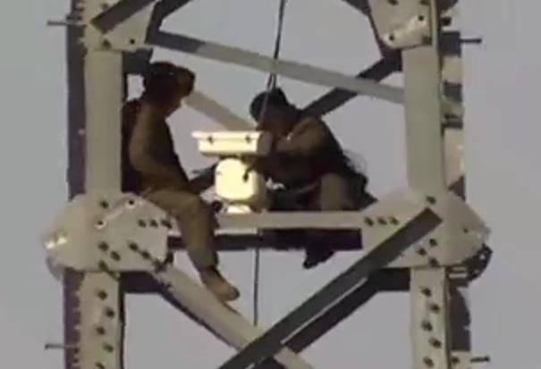 북한군이 2월 초 군사분계선(MDL)에서 가장 가까운 북측 경의선 송전탑(34번)에 감시 카메라를 설치하는 모습의 참고 사진. 합동참모본부 제공