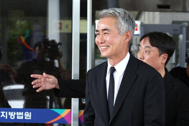 가상화폐 위믹스(WEMIX) 유통량 조작 의혹 혐의로 불구속기소된 장현국 넥써스 대표가 15일 서울 양천구 서울남부지법에서 열린 자본시장법 위반 1심 선고에서 무죄를 선고받은 후 법정을 나서고 있다. 뉴스1