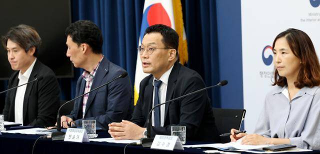 한순기(오른쪽 두 번째) 행정안전부 지방재정경제실장 등이 15일 정부세종청사에서 민생회복 소비쿠폰 지급 계획을 설명하고 있다. 행안부는 민생회복 소비쿠폰 전담 콜센터(1670-2525)를 18일부터 운영한다. 세종=뉴스1