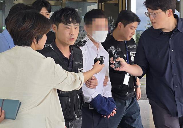시험기간 중 전직 교사와 학부모의 학교 무단 침입을 묵인한 혐의(업무방해 등)로 구속영장이 청구된 학교 관계자가 15일 대구지법 안동지원에서 영장실질심사 뒤 구치소로 이동하고 있다. 안동=연합뉴스