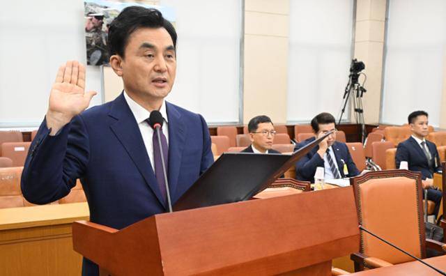 안규백 국방부장관 후보자가 15일 국회 국방위에서 열린 인사청문회에서 선서하고 있다. 고영권 기자