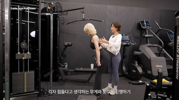 케이프 암 풀 다운을 하는 전소미./사진=유튜브 채널 ‘IMOS 전소미’