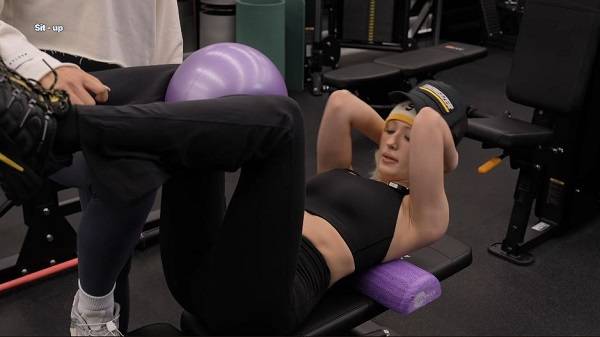 윗몸일으키기를 하는 전소미./사진=유튜브 채널 ‘IMOS 전소미’