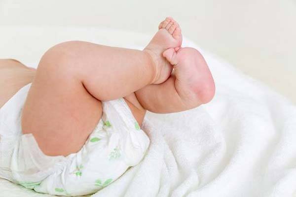 아빠가 사용하는 테스토스테론 젤에 노출된 뒤 생식기가 남성처럼 변한 생후 10개월 여아의 사연이 공개됐다. ​/사진=게티이미지뱅크