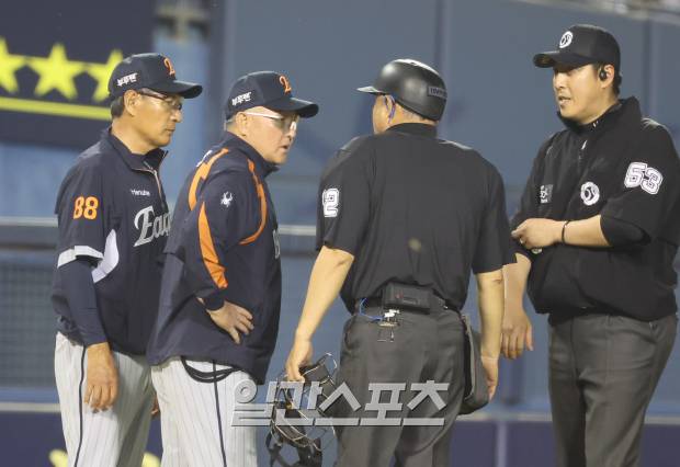 27일 오후 잠실야구장에서 열린 2025 프로야구 한화와 LG 경기. 한화 김경문 감독이 7회 LG 이영빈의 체크스윙 관련 항의하고 있다. 잠실=정시종 기자 /2025.05.27.