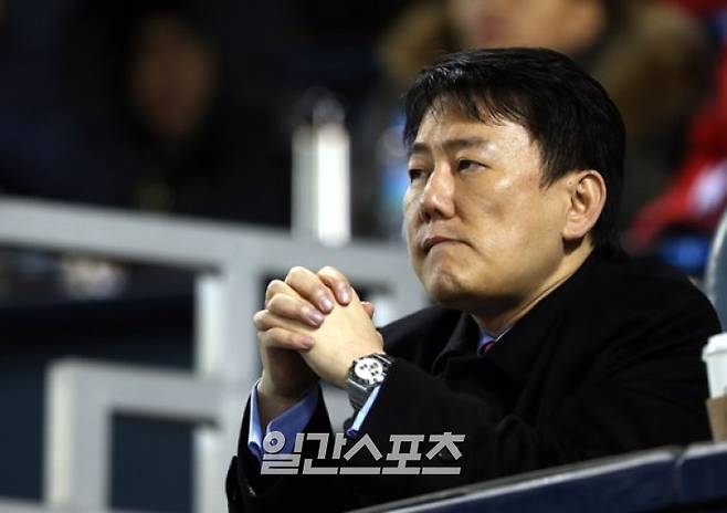 KBO로부터 리그 퇴출 징계를 받은 이장석 전 대표이사. 하지만 키움 구단 안팎에서 그의 영향력은 여전하다. 최근 옥중경영 의혹 당사자였던 임상수 변호사를 영입해 더 큰 논란을 자초했다. IS 포토