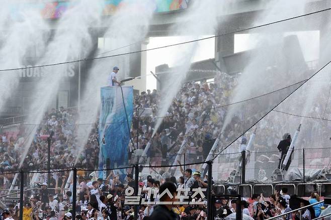 21일 오후 수원 KT위즈파크에서 열린 프로야구 NC와 KT 경기.. KT 응원단이 물대포를 쏘며 응원 하고있다. 수원=정시종 기자 capa@edaily.co.kr /2024.07.21.