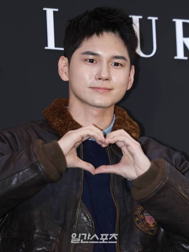 배우 옹성우가 25일 오후 서울 강남구 신사동에서 열린 한 패션 브랜드 포토월 행사에 참석해 포즈를 취하고 있다. 서병수 기자 qudtn@edaily.co.kr /2024.10.25/