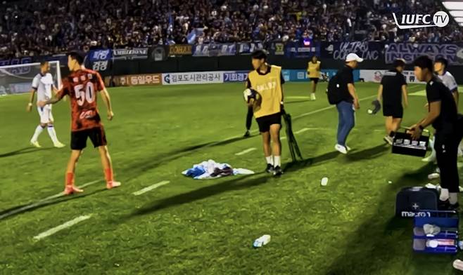 김포FC 박동진이 지난달 29일 인천 유나이티드 코치에게 손가락 욕설을 하는 모습. 사진=인천 유나이티드 유튜브 캡처