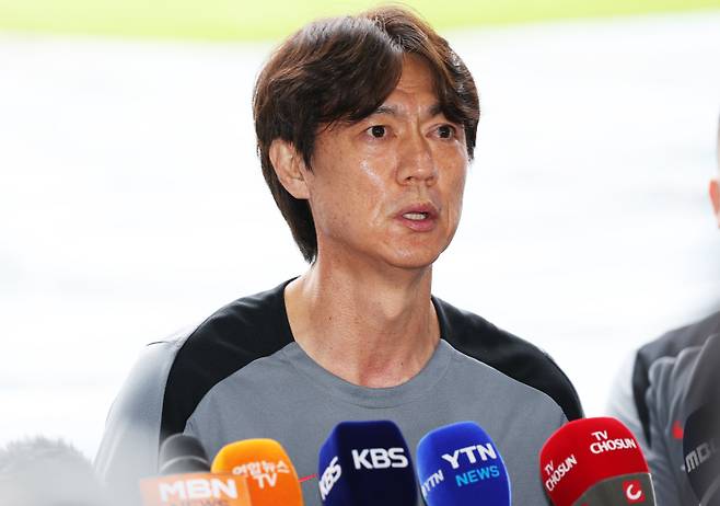 <yonhap photo-6540=""> 질문에 답하는 홍명보 감독 (성남=연합뉴스) 홍기원 기자 = 2025년 동아시아축구연맹(EAFF) E-1 챔피언십(동아시안컵) 남자부 3차전 일본과의 경기를 앞둔 축구 국가대표팀 홍명보 감독이 14일 경기도 성남종합운동장에서 훈련에 앞서 취재진 질문에 답하고 있다. 2025.7.14 xanadu@yna.co.kr/2025-07-14 17:37:57/ <저작권자 ⓒ 1980-2025 ㈜연합뉴스. 무단 전재 재배포 금지, AI 학습 및 활용 금지></yonhap>