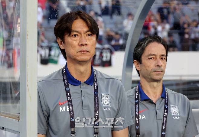 2025 동아시아축구연맹(EAFF) E-1 챔피언십(동아시안컵) 대한민국과 일본의 경기가 15일 오후 경기도 용인 미르스타디움에서 열렸다. 경기 전 홍명보 감독이 벤치에 서 있다.용인=김민규 기자 mgkim1@edaily.co.kr /2025.07.15/