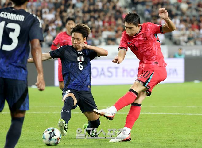 2025 동아시아축구연맹(EAFF) E-1 챔피언십(동아시안컵) 대한민국과 일본의 경기가 15일 오후 경기도 용인 미르스타디움에서 열렸다. 후반 김동경이 슈팅을 하고 있다. 용인=김민규 기자 mgkim1@edaily.co.kr /2025.07.15/