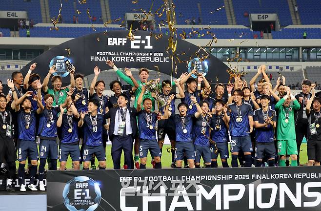 2025 동아시아축구연맹(EAFF) E-1 챔피언십(동아시안컵) 대한민국과 일본의 경기가 15일 오후 경기도 용인 미르스타디움에서 열려 1대 0 승리를 거둔 일본의 우승으로 막을 내렸다. 경기 후 시상식에서 일본 대표팀이 우승트로피를 들어올리며 환호하고 있다. 용인=김민규 기자 mgkim1@edaily.co.kr /2025.07.15/