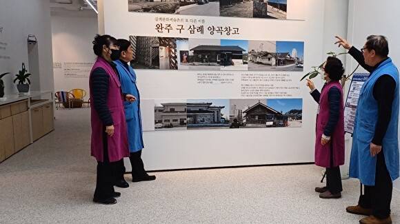 완주 시니너클럽 회원들 [사진=완주군 ]