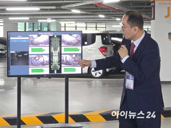 이정환 SK렌터카 대표이사가 15일 충남 천안시 SK렌터카 오토옥션에서 차량 하부 스캔 장비에 대해 설명하고 있다. [사진=김종성 기자]