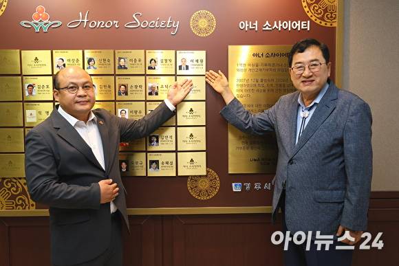 경주시 이재원 과자공방 대표(왼쪽)가 경주28호 아너 소사이어티 회원으로 가입하고 주낙영 경주시장과 기념사진을 찍고 있다. [사진=경주시청]