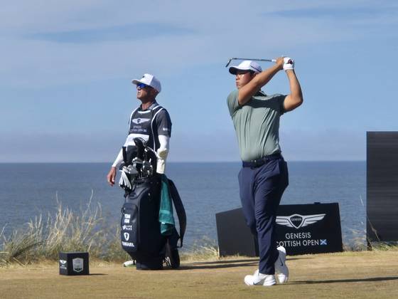 제네시스 스코티시 오픈 3라운드 14번 홀에서 아이언 샷을 하는 김주형. 성호준 기자