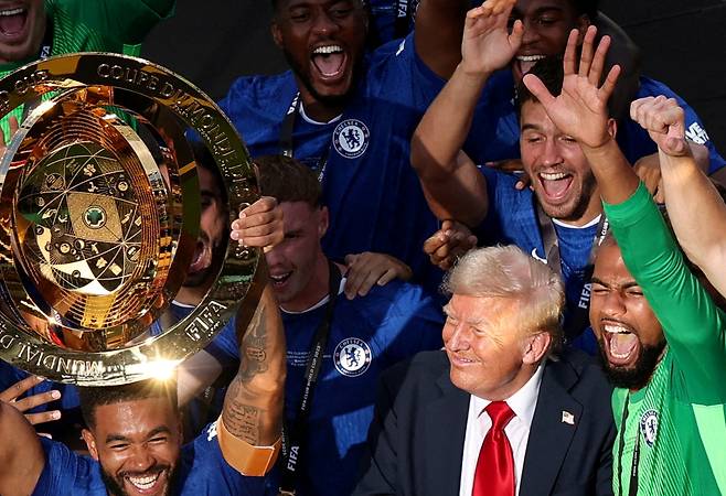 첼시 주장 제임스가  FIFA  클럽월드컵 우승 트로피를 들어 올릴 때까지, 도널드 트럼프 미국 대통령은 시상대를 떠나지 않고 정중앙에 계속 서 있었다. 눈치 없는 행동에 첼시 선수들은 당황했지만 그대로 우승 세리머니를 이어갔다. [로이터=연합뉴스]