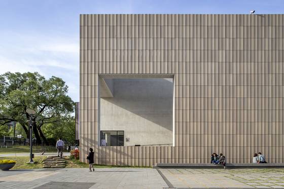 국립현대미술관 서울관 마당에서 도서관과 종친부 건물이 있는 뒤편으로 넘어가는 길의 담. 기와를 그대로 재현하는 대신에 고령토로 만든 곡면형 테라코타 타일을 썼다. 촬영 민현준. [사진 MPART]