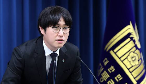 하정우 AI미래기획수석이 지난 6월 19일 서울 용산구 대통령실 청사에서 이공계특별법 관련 브리핑을 하고 있다. 뉴스1