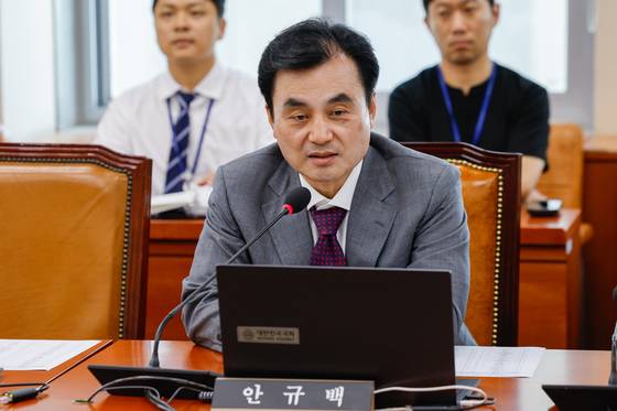 국방부 장관 후보자인 안규백 더불어민주당 의원이 9일 오전 서울 여의도 국회에서 열린 제427회국회(임시회) 기획재정위원회 제1차 전체회의에서 인사말을 하고 있다. 뉴스1