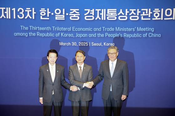 제13차 한일중 경제통상장관회의가 3월 30일 오전 서울 상공회의소에서 열렸다. 이날 참석한 안덕근 산업통상자원부 장관(가운데)과 우토 요지 일본 경제산업상(왼쪽), 왕원타오 중국 상무부장이 기념사진을 찍고 있다. 전민규 기자